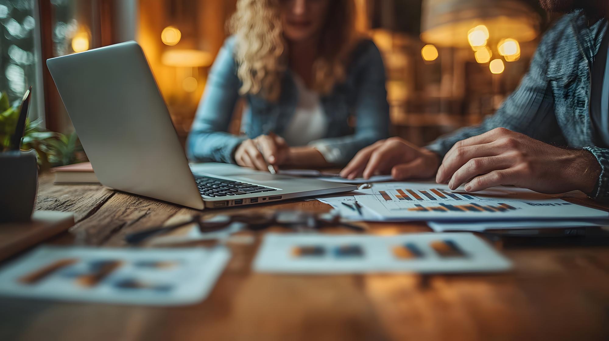 Birou cu contracte și laptop pentru consultanță imobilară